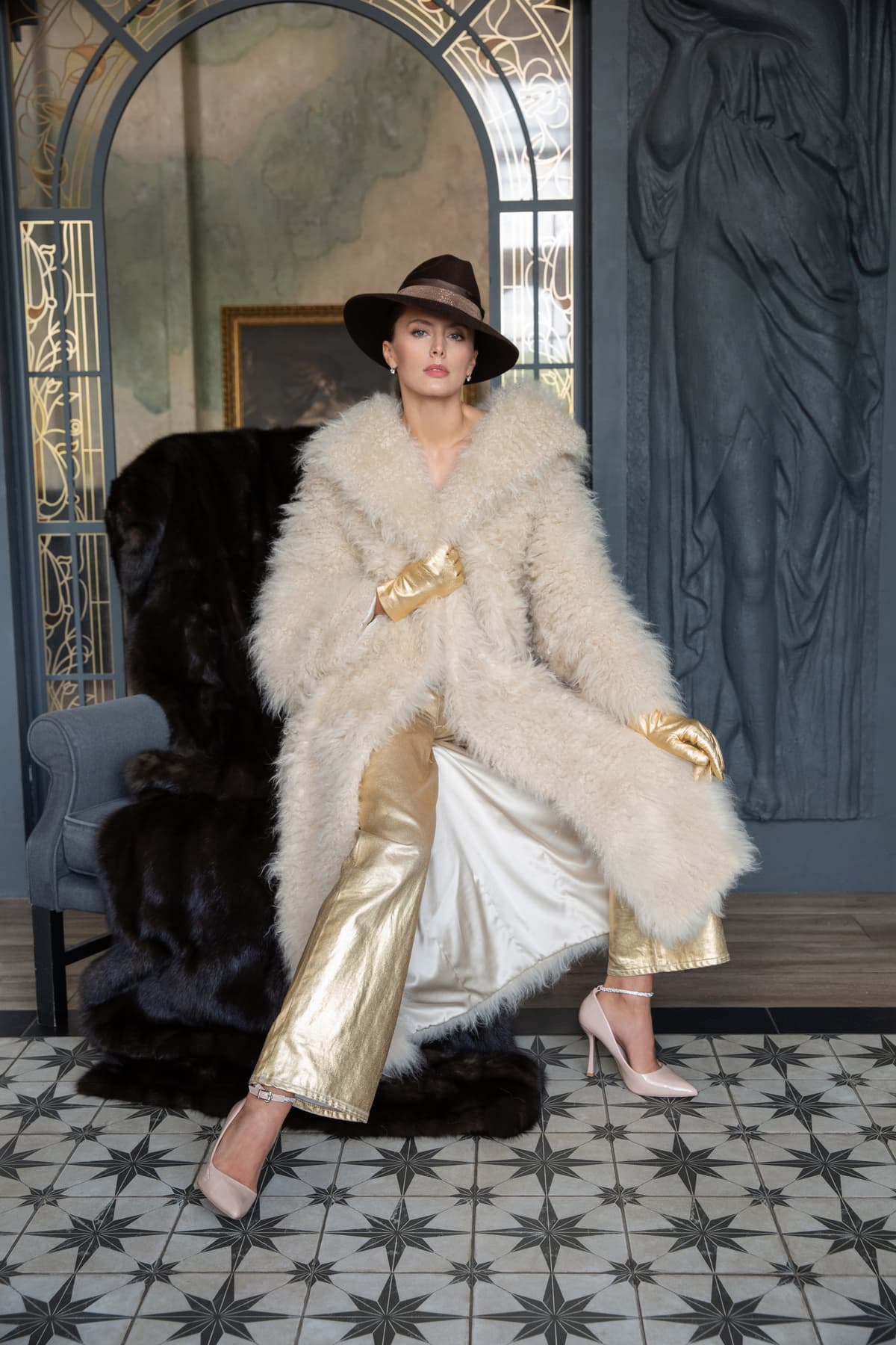 Удлинённое пальто из меха Калгана